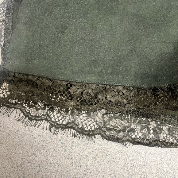 Dark green velvet shorts with lace - Picture 2 of 3